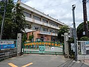 【小学校】上尾市立上尾小学校まで572ｍ