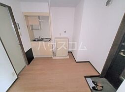 京王線 調布駅 バス18分 御塔坂下車 徒歩1分の賃貸マンション 1階ワンルームのリビング/ダイニング