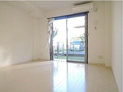 グランデフォルトゥーナ 101 1階ワンルームのリビング/ダイニング