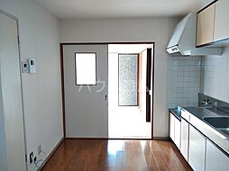 メゾン・トゥルーワン 203 2階2Kのリビング/ダイニング