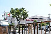 【スーパー】イズミヤ千里丘店まで365ｍ