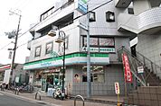 【コンビニエンスストア】ファミリーマート 萱島駅前店まで242ｍ
