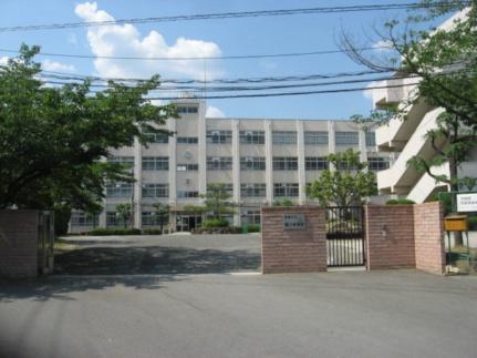 画像16:高槻市立第八中学校(中学校)まで688m