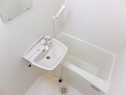 [風呂] 白を基調としたシンプルな浴室です。